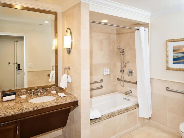 غرفة بسرير كينج لذوي الإعاقة، Balboa Bay Resort 2/3
