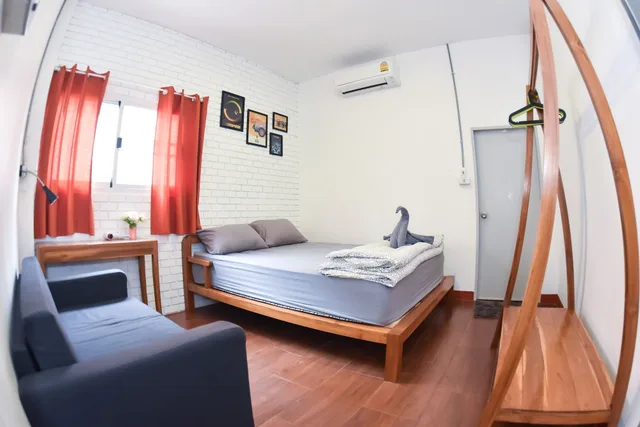 Deluxe, Queen Bed, The Garage 1/2