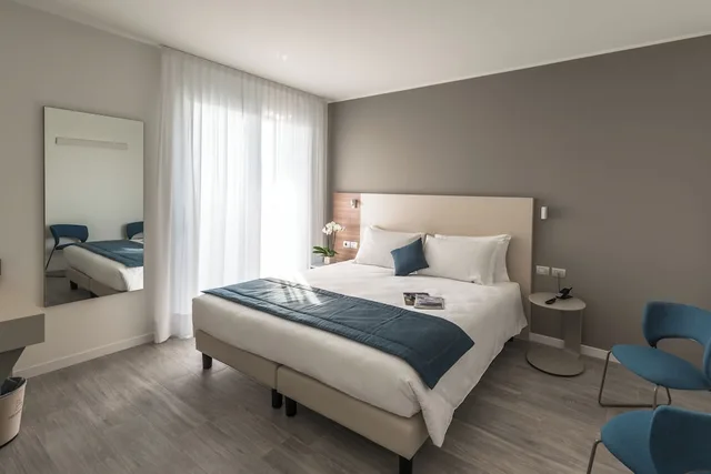 Room, King Bed, City View, Hesperia Hotel & Residence 2/5