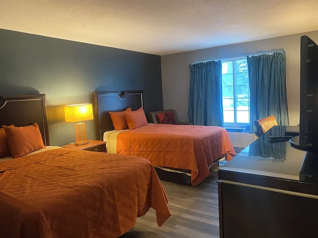 غرفة بسريرين مزدوجين، Surrey Inn Hotel 1/5
