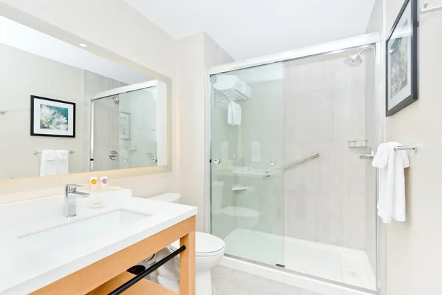 غرفة بسرير كينج مع أريكة لذوي الإعاقة، Hyatt Place Kelowna 2/2