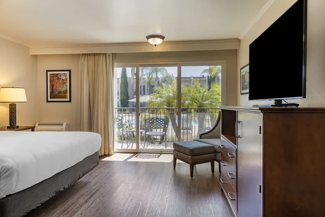 Standard, King Bed, with View, Accessible, Best Western Plus Royal Oak Hotel 3/7