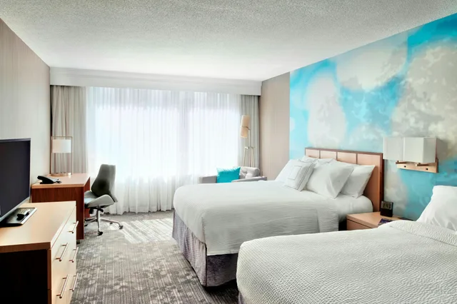 غرفة بسرير كوين، Courtyard By Marriott Downtown Toronto 1/1