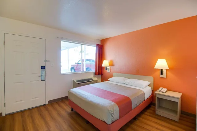 غرفة بسرير مزدوج لذوي الإعاقة، Motel6 Phoenix, AZ - East 2/10