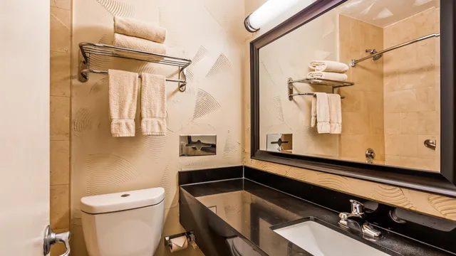 2 Queen Beds Mobility Accessible Tub, Smk، Motel6 Dallas, TX - Downtown 10/10