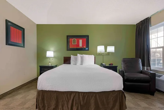Room, Queen Bed, Kitchen, Studio 6 Extended Stay Sacramento Arden Way CA 1/7