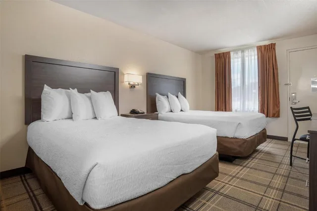 غرفة بسريرين مزدوجين للمدخنين، SureStay by Best Western Gonzales 1/3