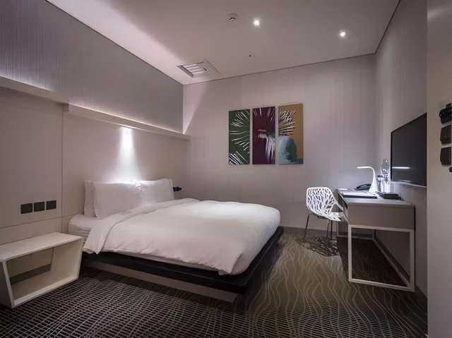 Vantage, Queen Bed, Sparkle Hotel 1/2