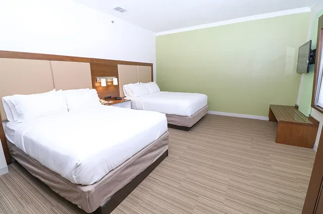 غرفة قياسية بسريرين كوين يُسمح فيها بالحيوانات الأليفة، Holiday Inn Express Hotel Suites Greenville 1/1