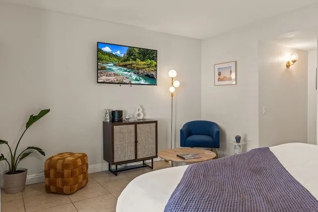 غرفة ديلوكس بسرير كينج بإطلالة على الحديقة بحمام خاص، Casa Oliver Hotel & Resort - A Gay Mens Resort 5/7