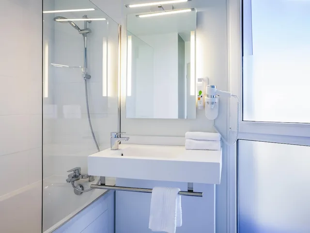 جناح عائلي بسرير مزدوج وسريرين منفصلين، Ibis Styles Mulhouse Centre Gare 3/3