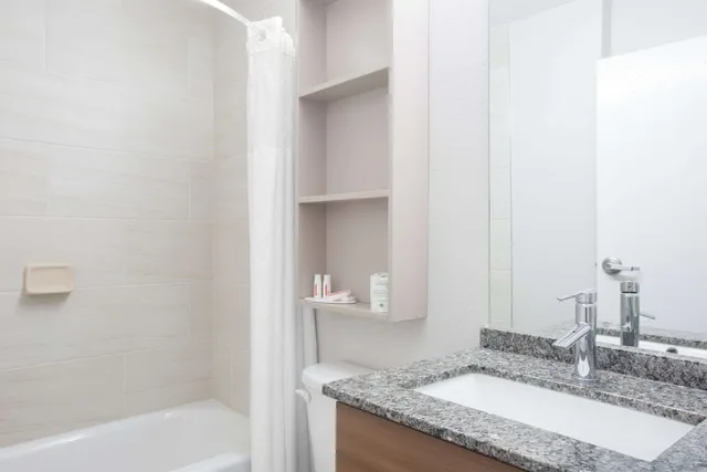 جناح بسرير كوين مع أريكة، Microtel Inn And Suites Gardendale 4/4