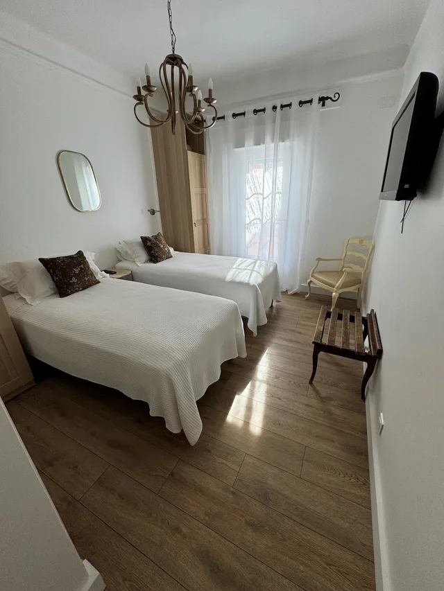 جناح جونيور بسرير كوين وسريرين منفصلين، Hôtel Les Flots Bleus 2/2