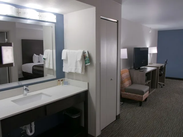 غرفة بسرير كينج لذوي الإعاقة، Wingate by Wyndham Louisville Fair and Expo 5/6