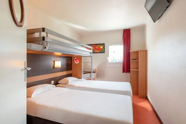 غرفة قياسية ثلاثية بسريرين منفصلين وسرير بطابقين، B&B Hotel Cholet Nord 2/9