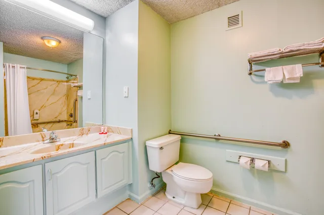 جناح بسرير كينج بجاكوزي، OYO Townhouse Tulsa Woodland Hills 6/7