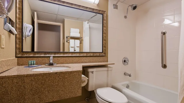غرفة قياسية بسريرين كوين، Best Western Crossroads Of The Bluffs 2/3