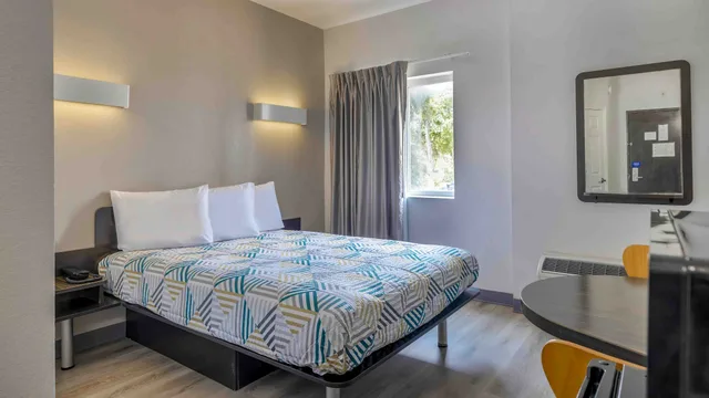 غرفة بسرير كوين لذوي الإعاقة، Motel6 Cedar Park, TX 1/3
