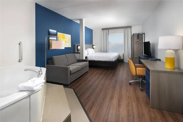 جناح بسرير كينج لذوي الإعاقة، Comfort Suites Outlet Center 2/3