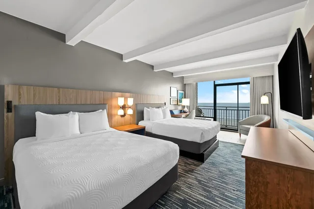 جناح ديلوكس بسريرين كوين بغرفة نوم واحدة، Country Inn & Suites by Radisson, Virginia Beach (Oceanfront) 1/5