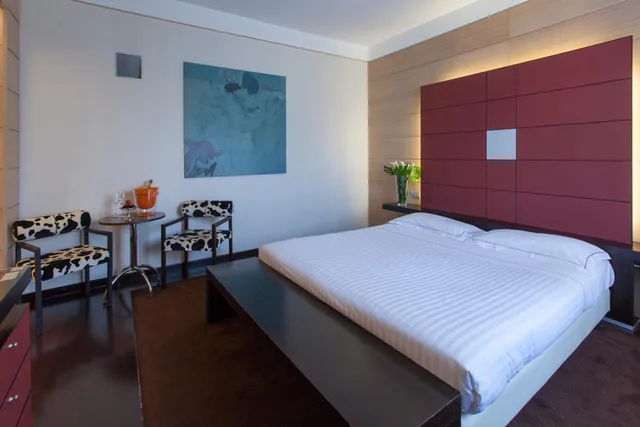 جناح جونيور، Inverigo Hotel 9/10