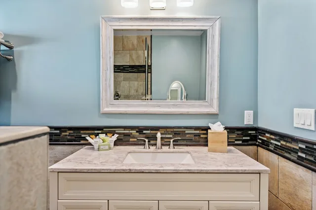 Junior Suite, King Bed, Brisas Del Mar Inn At The Beach 3/3