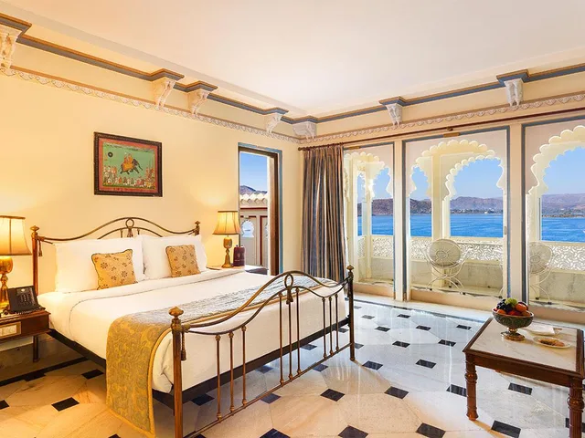 جناح بثلاثة أسرّة بشرفة، Shiv Niwas Palace 1/1