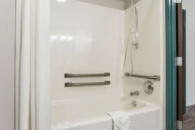 Room, King Bed, Accessible, Quality Inn Clare 2/3