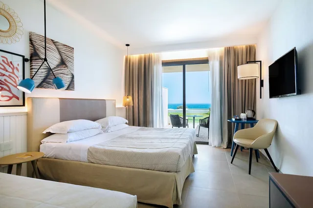 غرفة سوبيريور ثلاثية بسرير مزدوج وسرير فردي بإطلالة على البحر، Mangia's Torre del Barone Resort & Spa 2/6