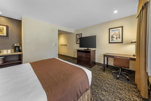 غرفة بسرير كوين، Best Western Plus Truckee-Tahoe Hotel 1/7