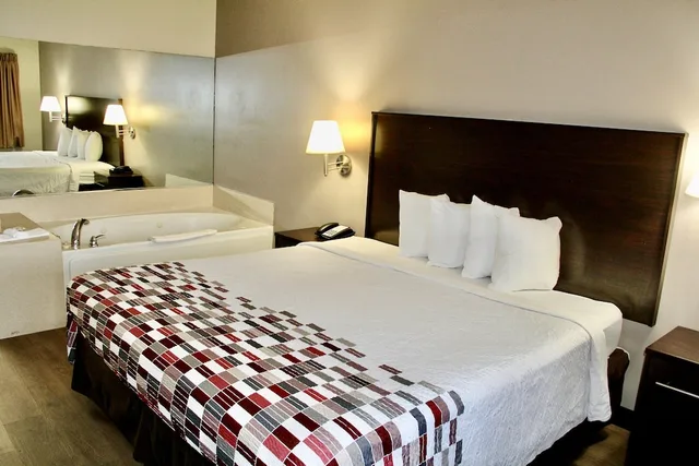 جناح بسرير كينج بحوض جاكوزي، Red Roof Inn & Suites Lake Orion/Auburn Hills 5/10