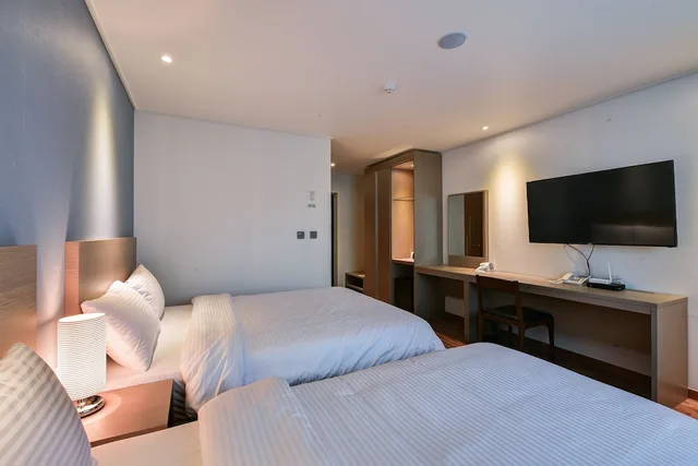 غرفة ديلوكس بسرير مزدوج وسرير فردي بإطلالة على البحر، Sea & Moon Tourist Hotel 2/3