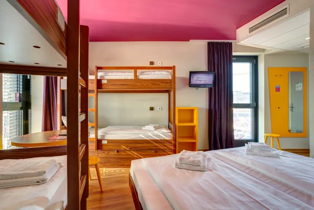 غرفة بستة أسرّة، Meininger Hotel Frankfurt Main Airport 3/4