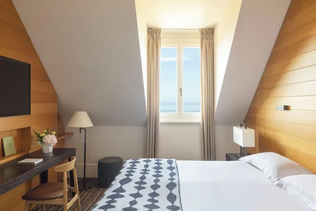 غرفة عائلية بسرير كينج بإطلالة على البحيرة مع أريكة، Hotel Ermitage Evian Resort 1/3