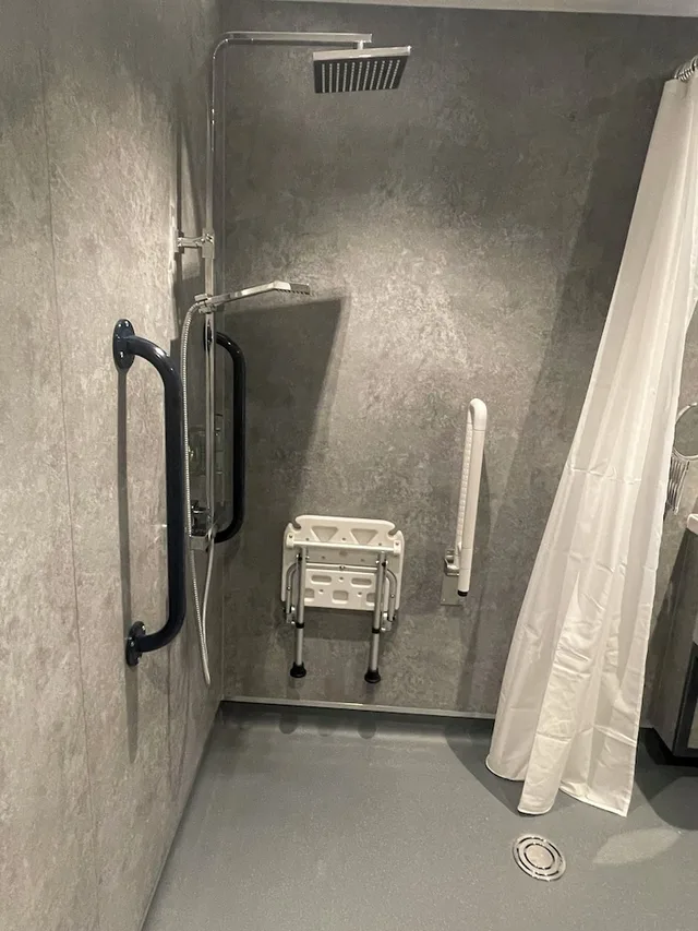 غرفة بريميير بسرير كينج بغرفتي نوم لذوي الإعاقة، Ruskin Hotel 3/3