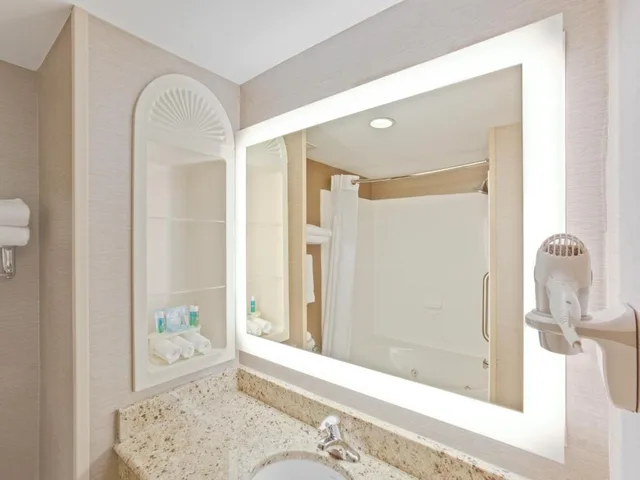 Room, 2 Queen Beds, Accessible, Holiday Inn Express Hotel & Suites Bethlehem 2/2