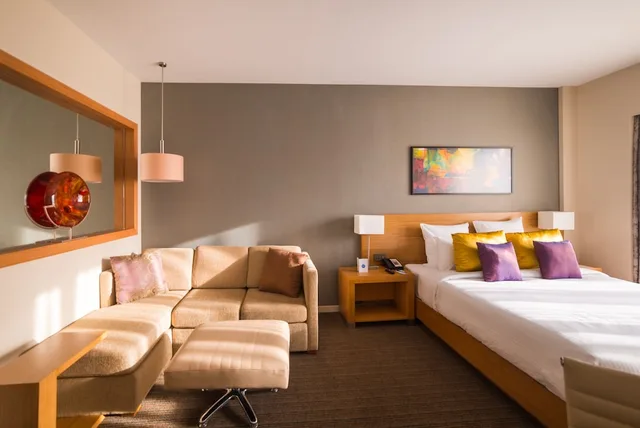 غرفة بريميوم بسرير كينج، Novotel Lucknow Gomti Nagar 2/6