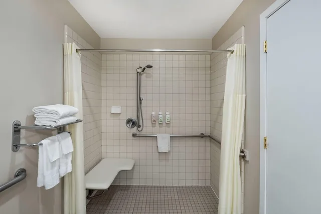 غرفة بسرير كوين لذوي الإعاقة، Ramada Bayside Inn and Suites 6/6