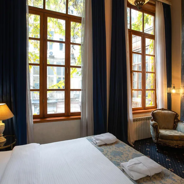 جناح جونيور، Hotel Rustaveli 1/8