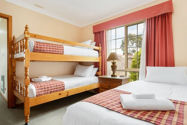 2 Bedrooms, Cherry, Family, Cottage, 1 Queen and 3 Single Beds، Swansea Cottages & Motel Suites 2/6