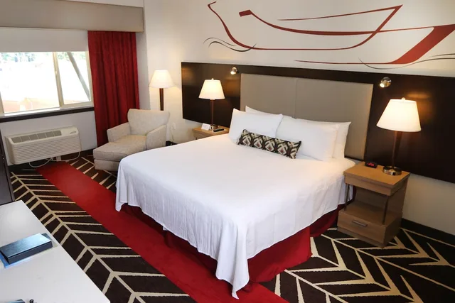 غرفة بريميوم بسرير كينج، Little Creek Casino Resort 2/2