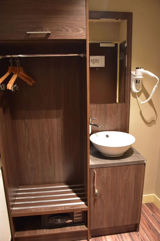 Semi Basement, Double Bed، Ozo Hotels Armada Amsterdam 2/2