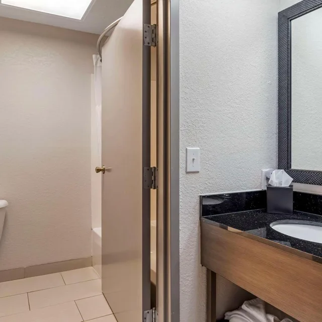 غرفة بسرير كينج وسرير كوين بحوض استحمام، Comfort Inn & Suites Corbin North 4/5
