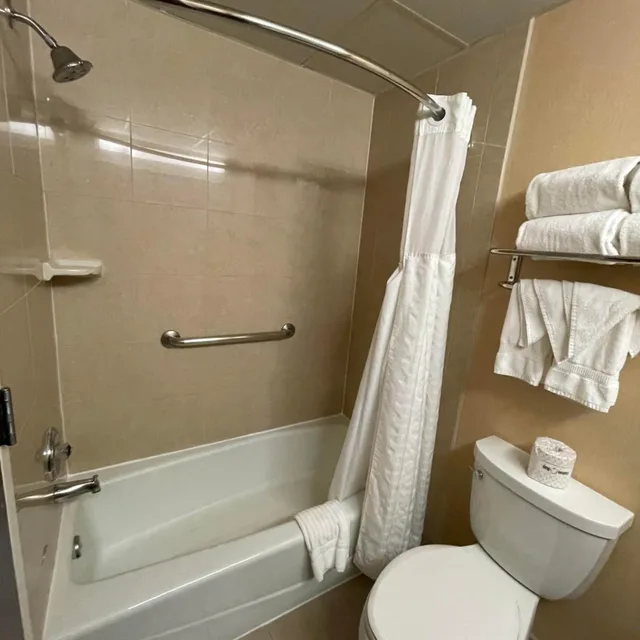 غرفة قياسية بسريرين كوين بإطلالة على الفناء، Comfort Inn Ballston 6/8