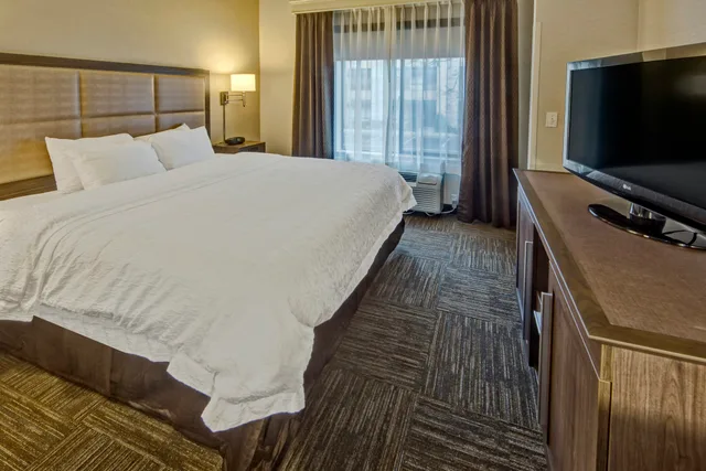 غرفة بسرير كينج مع أريكة، Hampton Inn Salt Lake City/Layton 1/3