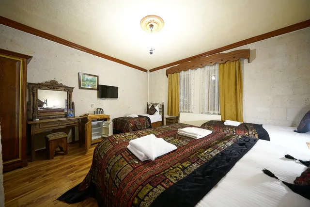 غرفة قياسية رباعية بسرير مزدوج وسريرين منفصلين بغرفة نوم واحدة، Arch Palace Hotel 3/8
