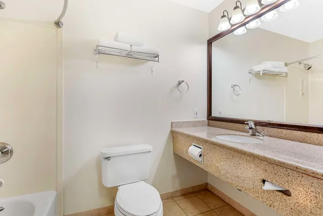 غرفة بسرير كينج مع أريكة، Best Western Plus Villa Del Lago Inn 3/3