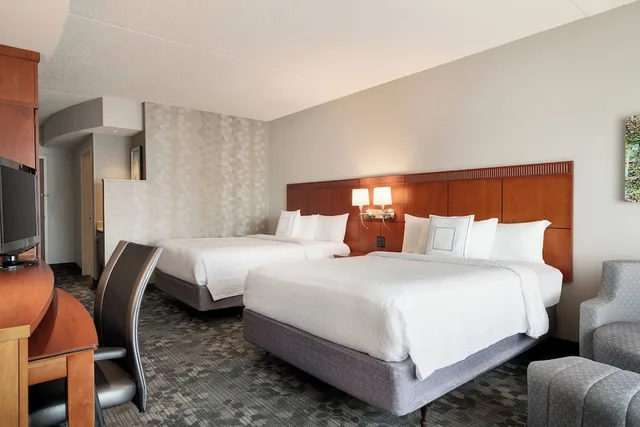 غرفة بسرير كينج لذوي الإعاقة، Courtyard by Marriott Ewing Princeton 1/7