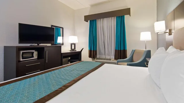 غرفة بسرير كينج بحوض استحمام لذوي الإعاقة، Best Western Waldo Inn and Suites 4/7