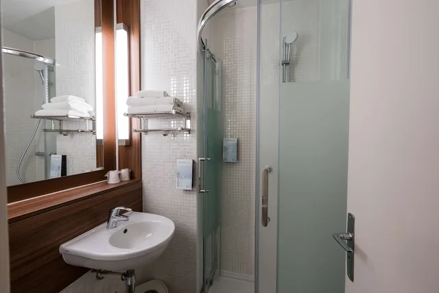 غرفة قياسية بسرير مزدوج في الطابق العلوي، Hotel Campanile Montesson Le Vesinet 9/10